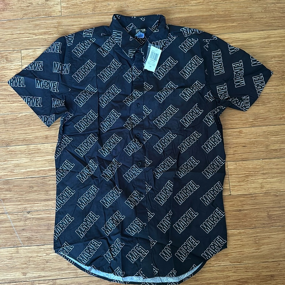 Brand new Her Universe Marvel Allover Print Button Up Shirt Size M